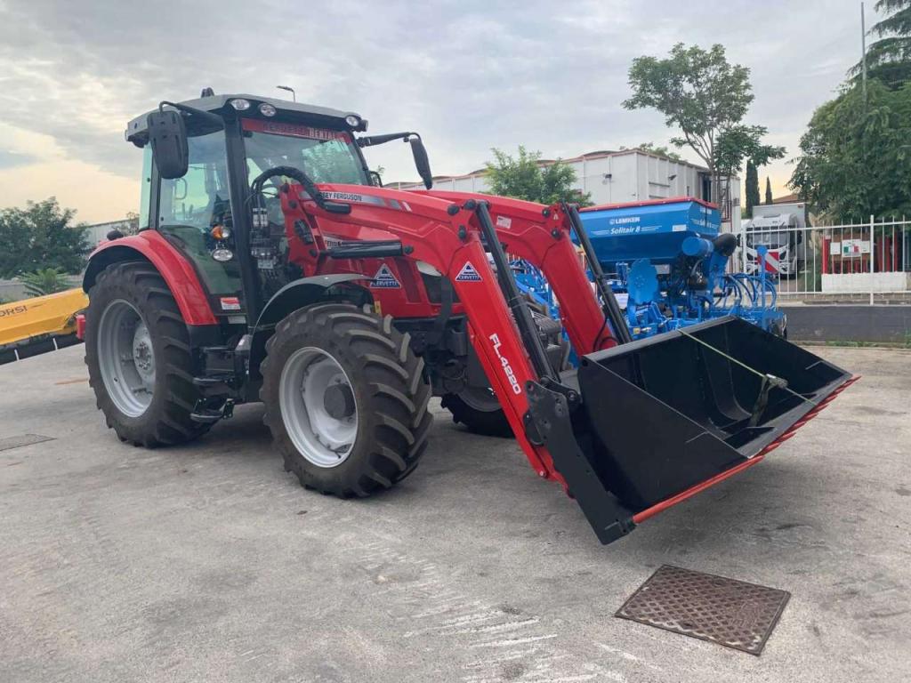 Massey Ferguson MF5712 Foto 1